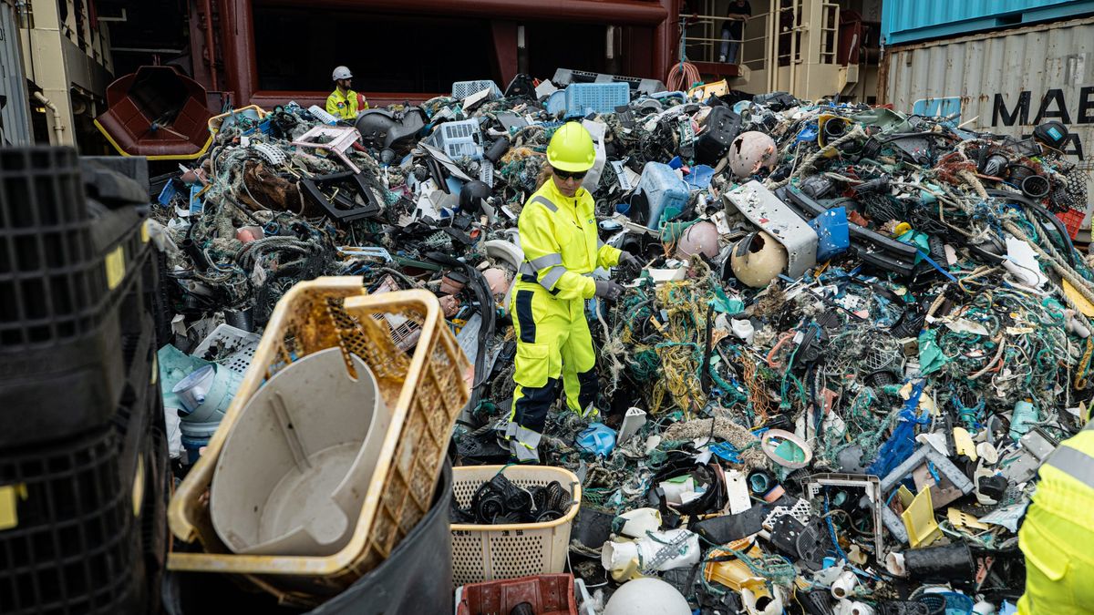 Crew sorting plastic on deck after System 002 extraction, October 2021